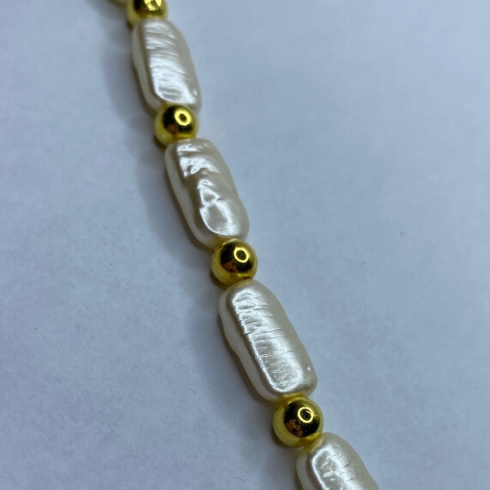 Badge Holder Pearl and Gold beaded Necklace with Floral Pendant - Picture 4 of 5
